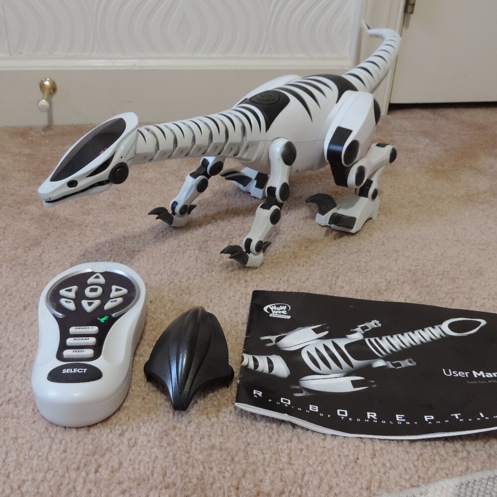 SOLD Roboreptile by WowWee Ltd. 2006 Never Used One Owner w/Remote Manual & Hood